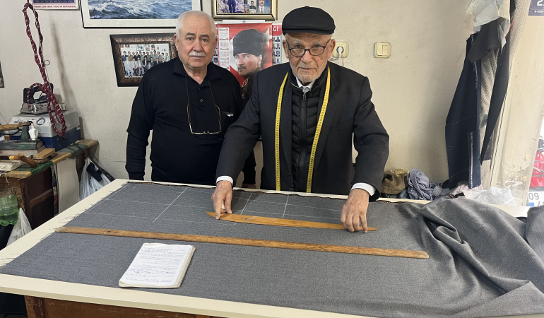 98 yaşındaki duayen terzi işbaşında