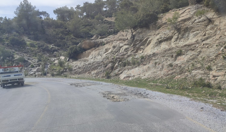Yolun bozuk olması mahalle halkını çileden çıkardı